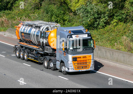 Qualitech Services environnementaux ; Volvo FH transport en vrac lourds camions de livraison, transport, camion, transport, camion, cargo, véhicule, livraison, transport, industrie, transport, sur la M6 à Lancaster, UK Banque D'Images