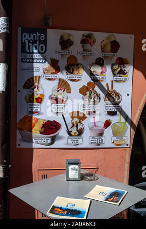 Menu de la crème glacée, le soleil et l'ombre, Riva del Garda, Trentin, Haut Adige, Italie du Nord Banque D'Images