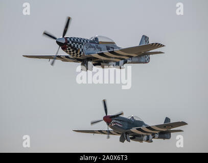 Deux WW2 North American P-51D Mustang décoller à Duxford IWM 2019 Spectacle aérien de la bataille d'Angleterre, Cambridgeshire, Angleterre, RU Banque D'Images