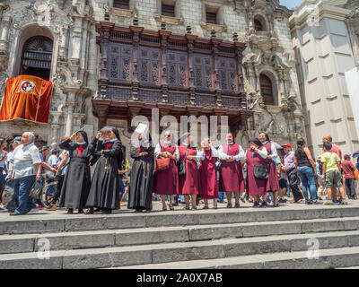 Lima, Pérou - le 29 mars 2018 : des religieuses dans la rue de Lima à côté de palais de l'Archevêque de Lima. Temps de Pâques. Jeudi Saint. Plaza de Armas, Pérou, Sout Banque D'Images