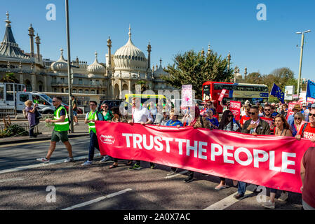 La confiance que les peuples mars à Brighton cet après-midi : Banque D'Images