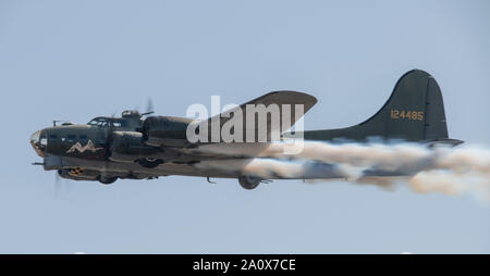 WW2 Boeing B-17 Flying Fortress 'Sally B' battant l'affichage à l'IWM Duxford 2019 Spectacle aérien de la bataille d'Angleterre, Cambridgeshire, Angleterre, RU Banque D'Images