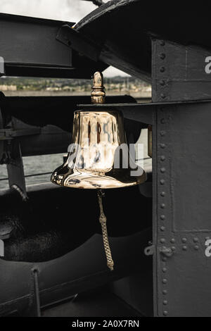 Pearl Harbor, New York - 23 août 2019 : bell or brillant, détail tourné sur l'USS Bowfin sous-marin. Banque D'Images