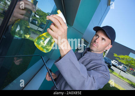 Portrait of man cleaning windows Banque D'Images