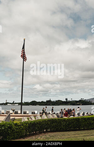 Pearl Harbor, New York - 23 août 2019 : un drapeau américain survolant les visiteurs du Centre d'historique de Pearl Harbor avec l'USS Arizona Memori Banque D'Images