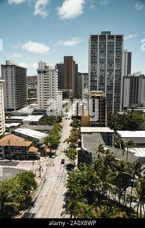 Belle vue sur la ville de Waikiki à Kuhio ave le bas sur une bonne journée ensoleillée. Waikiki, Oahu, Hawaii. Banque D'Images