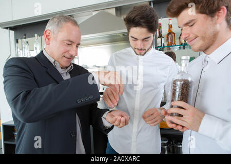 Portrait d'apprentis barmen avec l'enseignant Banque D'Images