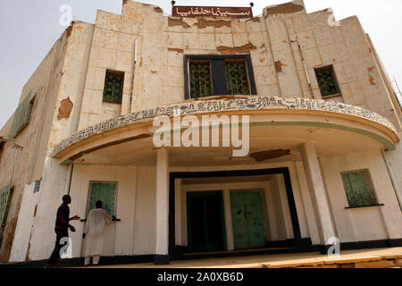 (190922) -- KHARTOUM, 22 Septembre, 2019 (Xinhua) -- Photo prise le 21 septembre 2019 présente une vue de la salle de cinéma réhabilité par un groupe de jeunes après qu'il a été fermé pendant 30 ans dans le quartier de nord de Khartoum, Soudan. Banque D'Images