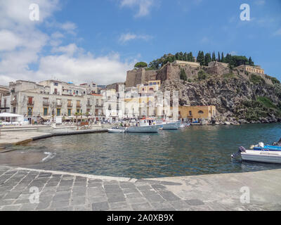 Lipari situé à une île nommée Lipari, la plus grande des îles éoliennes dans la mer Tyrrhénienne près de la Sicile en Italie Banque D'Images