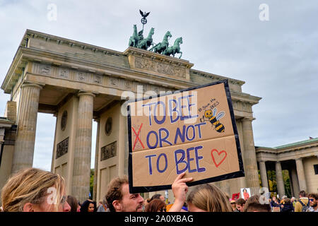 BERLIN, ALLEMAGNE - 20 septembre 2019 : Grève du climat mondial à Berlin, Allemagne, les manifestants avec des pancartes sur un rassemblement de la porte de Brandebourg en allemand capita Banque D'Images