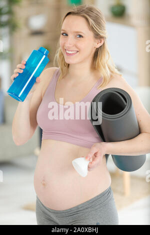 Young pregnant woman drinking water Banque D'Images