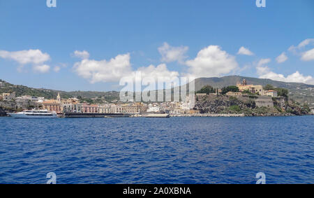 Lipari situé à une île nommée Lipari, la plus grande des îles éoliennes dans la mer Tyrrhénienne près de la Sicile en Italie Banque D'Images