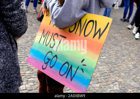 BERLIN, ALLEMAGNE - 20 septembre 2019 : Grève du climat mondial à Berlin, Allemagne, un placard "Le spectacle doit continuer" et rainbow background Banque D'Images