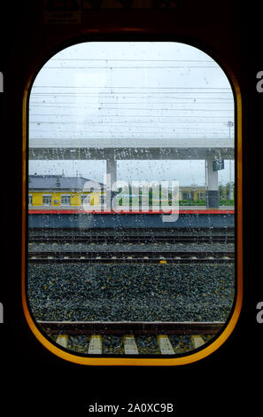 Vue depuis la fenêtre du train à grande vitesse en mouvement de campagne et sky Banque D'Images