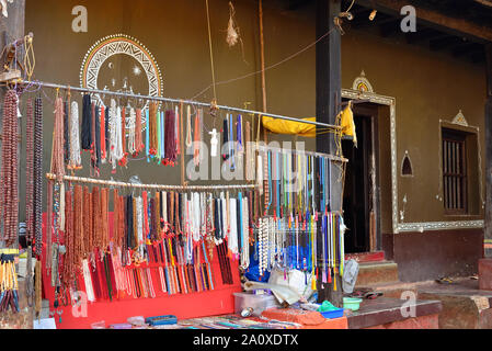 Le blocage de la rue par des ornements et des souvenirs en face de la maison traditionnelle à Gokarna, le Karnataka. Banque D'Images