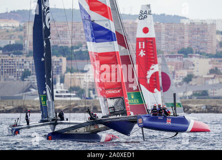 L'équipe de Grande Bretagne SailGP barré par Dylan Fletcher suit derrière United States SailGP Team skippé par Rome Kirby et le Japon l'équipe de SailGP skippé par Nathan Outteridge dans la première course le jour de la course 3. Le dernier événement de la saison 1 SailGP à Marseille, France. Banque D'Images