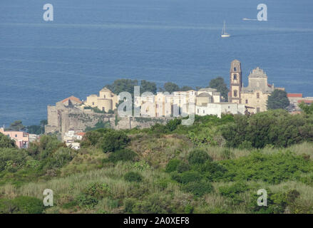 Lipari situé à une île nommée Lipari, la plus grande des îles éoliennes dans la mer Tyrrhénienne près de la Sicile en Italie Banque D'Images