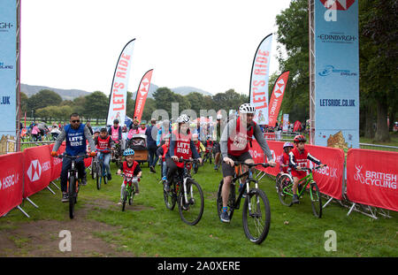 Le Meadows, Édimbourg, Écosse, Royaume-Uni. 22 septembre 2019. Let's Ride de la HSBC a fermé l'événement d'Edimbourg routes à la circulation dans le centre-ville d'Édimbourg tel qu'il a accueilli un festival de vélo pour les cyclistes de tous les âges et niveaux. Il s'en est suivi des activités amusantes et des défis pour l'ensemble de la famille de la musique, de l'alimentation de rue locale et vivre stunt shows. Banque D'Images