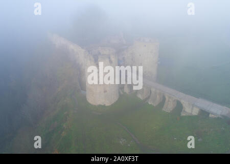 Pont et tours de la forteresse de Koporye matin dense brouillard (quadrocopter shot). Leningrad region, Russie Banque D'Images