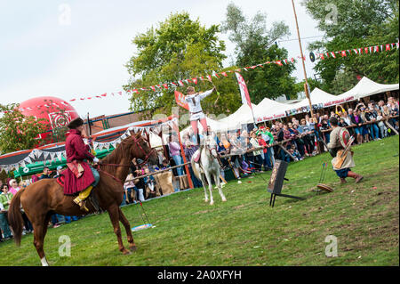 Démonstration en direct de tir à l'équin par les deux sexes pendant un festival de combat historique au château de Pultusk en Pologne centrale. Banque D'Images