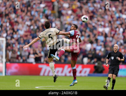 Londres, Royaume-Uni. 22 sept 2019. English Premier League, West Ham United et Manchester United ; Harry Maguire de défis Manchester United Sébastien Haller de West Ham United - strictement usage éditorial uniquement. Pas d'utilisation non autorisée avec l'audio, vidéo, données, listes de luminaire, club ou la Ligue de logos ou services 'live'. En ligne De-match utilisation limitée à 120 images, aucune émulation. Aucune utilisation de pari, de jeux ou d'un club ou la ligue/player Crédit : publications Plus Sport Action Images/Alamy Live News Banque D'Images