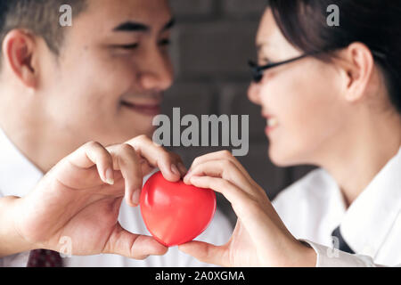 Médecin contrôle de la fréquence cardiaque. À l'aide de diagnostic stéthoscope. Healthcare medical concept. Banque D'Images