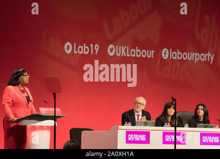 Brighton, UK. 22 sept 2019. Diane Abbott député Secrétaire d'accueil parlant de l'ombre sur la scène principale de la reconstruction des services publics à la conférence annuelle du Parti travailliste 2019 Credit : Alan Beastall/Alamy Live News. Banque D'Images