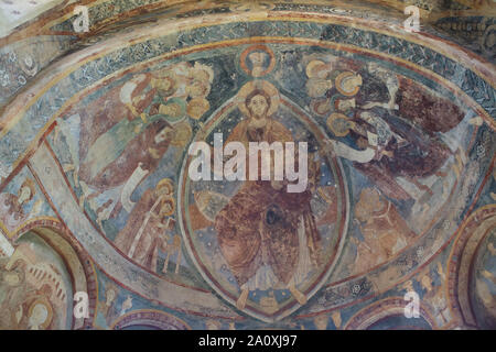 Jésus Christ dans la mandorle entouré par les apôtres représentés dans la peinture murale romane datée du 12ème siècle dans la chapelle des moines (Chapelle des moines de Berzé-la-Ville) à Berzé-la-Ville, France. Banque D'Images