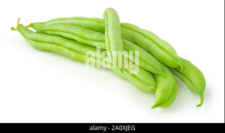 Tas de haricots verts frais (haricot) isolé sur fond blanc Banque D'Images