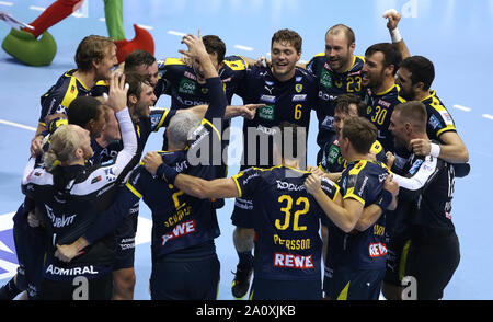 22 septembre 2019, la Saxe-Anhalt, Magdeburg : Handball : Bundesliga, SC Magdeburg - Rhein-Neckar Löwen, 6e journée Le Mannheim cheer joueurs après le coup de sifflet final. Photo : Ronny Hartmann/dpa-Zentralbild/dpa Banque D'Images