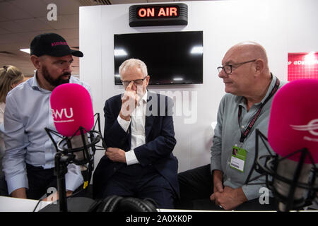 Avec Jeremy Corbyn (de gauche à droite) Chris Webb, directeur de la communication de la Communication Workers Union, et Dave Ward, secrétaire général pour la CWU, au cours d'une visite à la station de radio de CWU lors de la conférence du parti travailliste. Banque D'Images