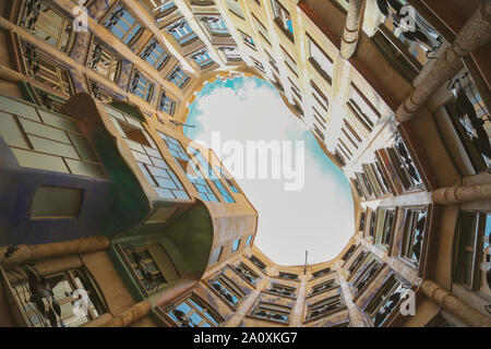 Vue sur la cour intérieure et l'atrium de la Casa Mila, aka La Pedrera, célèbre bâtiment conçu par Antoni Gaudi et véritable monument de Barcelone, Catalogne, Banque D'Images