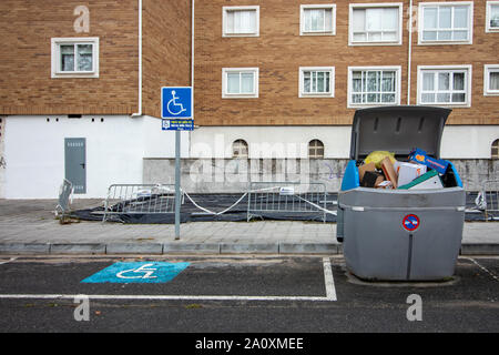 Coruna / Espagne - 20 septembre 2019 Mobilité : aire de stationnement à côté du carton plein corbeille dans la Corogne Espagne Banque D'Images