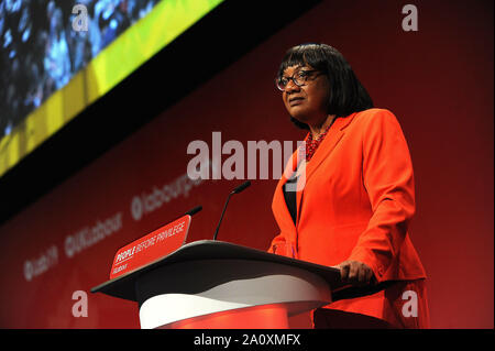 Brighton, UK. 22 Septembre, 2019 Diane Abbott, Ombre Accueil Secrétaire d'Etat à la justice, livre son discours aux délégués, au cours de la deuxième journée de la conférence annuelle du Parti travailliste du Brighton Centre. Crédit : Kevin Hayes/Alamy Live News Banque D'Images