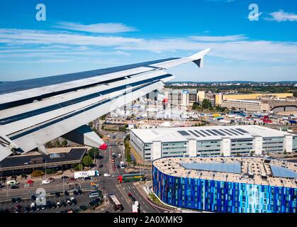 Vue depuis la fenêtre de l'avion sur le vol de l'aile dans l'aéroport de Heathrow, Londres, Angleterre, Royaume-Uni Banque D'Images