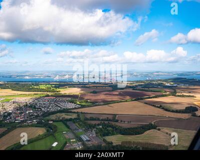 Vue depuis la fenêtre de l'avion de trois ponts sur le Firth of Forth, Ecosse, UK avec passage de Queensferry, Forth Rail Bridge & Forth Road Bridge Banque D'Images