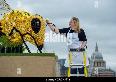 Utilisez uniquement l'alimentation éditoriale Prudence Staite artiste et une abeille comestibles sculpture, créée par Yeo Valley pour célébrer Septembre organiques et biologiques dans la journée internationale de Southbank, Londres. Banque D'Images