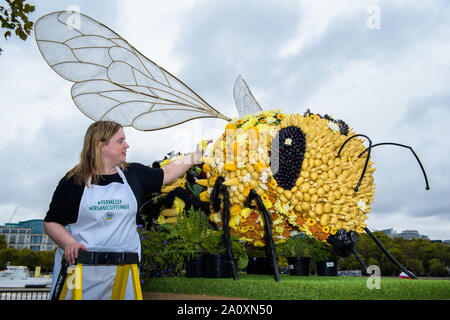 Utilisez uniquement l'alimentation éditoriale Prudence Staite artiste et une abeille comestibles sculpture, créée par Yeo Valley pour célébrer Septembre organiques et biologiques dans la journée internationale de Southbank, Londres. Banque D'Images