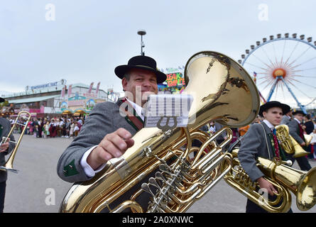 Munich, Allemagne. 22 Sep, 2019. Les gens participent à la parade de l'Oktoberfest à Munich, Allemagne, du 22 septembre 2019. Cette année, l'Oktoberfest va du 21 septembre au 6 octobre. Crédit : Yang Lu/Xinhua/Alamy Live News Banque D'Images