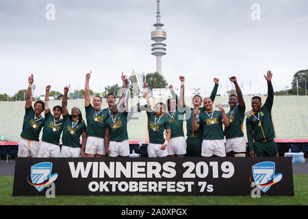 Munich, Allemagne. 22 Sep, 2019. Tournoi de rugby à VII de l'Oktoberfest à Munich le 21 et 22 septembre 2019. Photo de gagnant gagnant du tournoi Afrique du Sud. Credit : Juergen Kessler/Kessler-Sportfotografie/dpa/Alamy Live News Banque D'Images