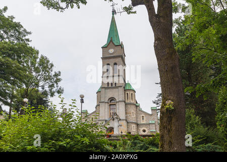 L'Église catholique sur la rue principale de Zakopane Banque D'Images