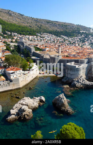 Remparts de Dubrovnik de la ville fortifiée et la mer Adriatique, l'UNESCO World Heritage site, vue depuis le fort en été, la côte dalmate, en Croatie Europe Banque D'Images