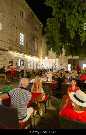 Restaurant Dubrovnik, les gens de manger de la nourriture à l'extérieur dans la vieille ville de Dubrovnik, en été ; Dubrovnik Croatie Europe Banque D'Images