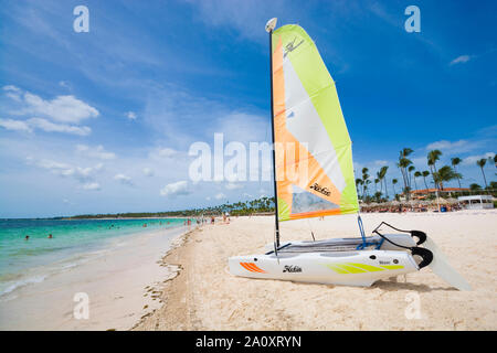 PUNTA CANA, RÉPUBLIQUE DOMINICAINE - le 23 juin 2019 : Catamaran au sable blanc de la plage de Bavaro tropical en mer des Sargasses, Punta Cana, République Dominicaine Banque D'Images