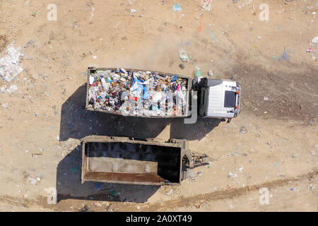 Le déchargement des camions à ordures chargé à une décharge municipale, antenne du haut vers le bas Banque D'Images