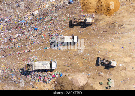 Le déchargement des camions à ordures chargé à une décharge municipale, antenne du haut vers le bas Banque D'Images