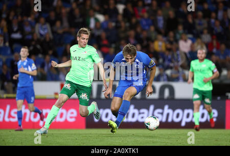 GENK, BELGIQUE - 21 SEPTEMBRE : Sander Berge du KRC Genk batailles pour la balle avec Michiel Jonckheere de KV Oostende pendant la Jupiler Pro League match day 8 entre KRC Genk et KV Oostende le 21 septembre 2019 à Genk, en Belgique. (Photo de Vincent Van Doo Banque D'Images