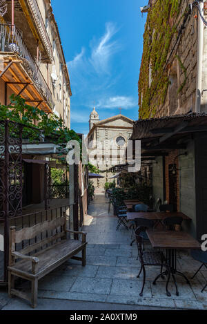 Église Saint Jean-Baptiste vu dans une rue étroite à proximité prise à la fin d'un après-midi d'été. Porto-Vecchio, Corse, France Banque D'Images