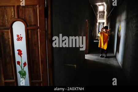 (190922) -- BEIJING, 22 Septembre, 2019 (Xinhua) -- Guo Qi se prépare à travailler dans la ville de Gaizhou, Liaoning Province du nord-est de la Chine, le 6 septembre 2019. Guo Qi, 31, à l'origine un diplôme d'ingénierie civile majeure en 2010. Elle est retournée à sa ville natale avec son mari et a commencé à soulever le flétan noir en 2011. Bien que Guo avait d'apprendre des connaissances pertinentes à partir de zéro et de s'habituer à l'épuisement causé par des heures de travail acharné, elle a réussi et n'a jamais abandonné. À l'heure actuelle, Guo a établi 3 bases turbot à Liaoning et Hebei, avec plus de production annuelle de turbot 1 million de kilogrammes. Pendant ce temps, elle e Banque D'Images