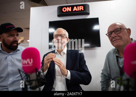 Avec Jeremy Corbyn (de gauche à droite) Chris Webb, directeur de la communication de la Communication Workers Union, et Dave Ward, secrétaire général pour la CWU, au cours d'une visite à la station de radio de CWU lors de la conférence du parti travailliste. Banque D'Images